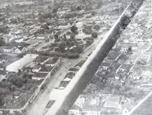 Vista aérea de Ituverava do ano 1966, quando o prefeito era Orlando Seixas Rego. A foto mostra a Praça 10 de março e início da Avenida Dr. Soares de oliveira