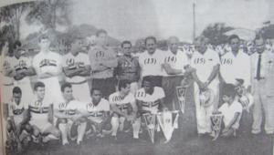 Foto provavelmente de 1962, quando a equipe da Associação Atlética Ituveravense recebia o time principal do São Paulo Futebol Clube, cujo o chefe da delegação era Henry Aidar. (1) Oswaldo Cunha, (2) Benê, (3) Nenê, (4), Tenente, (5) Suli (goleiro), (6) José Roberto, (7) Prado, (8) Babá, (9) Nelsinho, (10) Roberto Dias, (11) Jurandir, (12) Ecyr Alves Ferreira, (13) Alexandre Miguel (“Bueno”), (14) técnico do São Paulo, Aimoré Moreira, (15) dr. Paulo Borges de Oliveira, (16) o presidente da AAI Eurípedes Ribeiro (“Pino”) e (17) Henry Aidar
