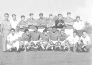 A forte equipe da Associação Atlética Ituveravense, nos anos 60. (1) o técnico Ebaldo Martins, (2), (9), (10) e (17) os diretores do Tigre do Ramal Ecyr Alves Ferreira, Antônio (“Totonho”) Sandoval, Eurípedes Ribeiro (“Pino”) e José Aureliano Coimbra. Equipe (3) Piolim, (4) Clóvis (“Capitão”), (5) Zicão, (6) Neiriberto, (7) Valdir Bin (8) Roberto Salata, (11) Benê, (12) Gomes, (13) Pilo, (14) o peruano Vila Lobos, que jogou na seleção daquele país, (15) Amilton Rodrigues (“Garoa”) e (16) Homero Andréo Perez - massagista