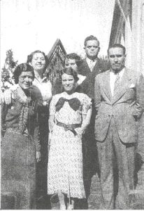 Foto de 1936, de professores do Grupo Escolar “Fabiano Alves de Freitas”. (1) Adésio Monteiro de Oliveira, (2) o diretor Benedito P. Cardoso, (3) Maria Burin, (4) Medusa Leme, (5) Laurita Agostinho Daur e (6) Yolanda Vilela