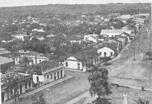 Foto de 1937, de uma vista parcial da cidade antes do calçamento. 
(1) Praça 10 de Março, (2) GM Materiais Elétricos e (3) Agibank