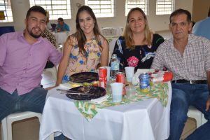 Altino Gomes de Sá/Fabrícia Liporoni,
a filha Lara Luiza Liporoni e o namorado Eduardo dos Santos Bugalho