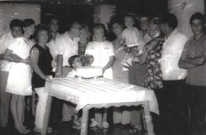 Foto do ano de 1969, do aniversário de 51 anos de Yolanda Amelote Castro (“Dona Menininha”), que era esposa de Jaime de Castro. (1) e (2) Rubí de Freitas e a esposa, Yane Yara Massi de Freitas, filha da aniversariante, (3), (4) e (14) o casal Celma de Castro Liporaci (filha da aniversariante) e Francisco Liporaci Neto, com o filho Francisco Carlos de Castro Liporaci (“Kiko”), (5) Dr. Hebert Wanderlei Ribeiro e a esposa, Maria Matilde Castro Wanderlei, filha da Dona Menininha, (7) a aniversariante Yolanda Amelote Castro (“Dona Menininha”), (8), (9) e (10) Izaura Castro Massi (filha) e Ênio Massi, e no colo Rogério Massi de Freitas, que é neto do casal, (11), (12) e (13) Dirce Castro Andreo (também filha da aniversariante) o esposo, Homero Andreo Perez, e o filho Paulo Sérgio de Castro Peres (Paulino do Homero).