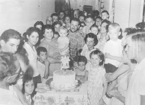 Foto de 1962, do primeiro aniversário de (1) Orestes Leonel Filho (“Nenê”), (2) e (3) os pais do aniversariante Orestes Leonel e Amélia Durant Leonel (in memoriam), (4) a prima Elisa Maria, (5) e (6) os avós Arlinda e Francisco. Nenê, que é proprietário da Leonelo Calçados, é casado com Célia Garcia Leonel e são seus filhos Lígia Garcia Leonel e Rafael Garcia Leonel