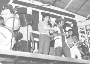 Foto de 1985, no estande da Busa Indústria e Comércio Máquinas 
Agrícolas, na Festa do Peão de Miguelópolis. (1) o radialista Moreira 
da Silva, apresentando a dupla (2) e (3) Gilberto & Gilmar