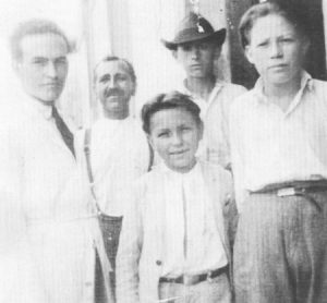 Foto de 20 de fevereiro de 1925. (1) o dentista João Guadanuci, (2) Sebastião Relojoeiro, (3) o comerciante Eugênio Cordaro (“Nenê Cordaro”), (4)e (5) os irmãos Alfeu Barbosa (“Fefeu”) e Augusto Simpliciano Barbosa
