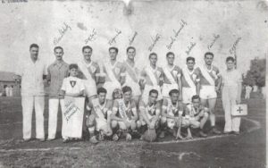 Foto doa ano 40, do Internacional de Ituverava, no campo da Associação Atlética Ituveravense. (1) Soares, que trabalhava em uma empresa na cidade, (2) Elias (“Zito”) Abdala, (3) Jorjão, (4) José Ferreira Neto (“Dr. Juquinha”), (5) Antônio Jacob Cury (“ Chanca”), (6) José de Paula Leão, (7) Renato Amendola, (8) José Nunes (“ Bodinho”), (9) Jorge Jacob Cury (“Pracinha”), (10) o massagista Elias (“Barroso”), (11) o mascote, o jornalista José Maurício Amendola, (12) e (13) Zezé e Orozimbo, que eram de São Bendito da Cachoeirinha, (14) Luiz Amendola. (15) Tata, também de São Benedito da Cachoeirinha e (16) Amilton Rodrigues (“Garoa”)
