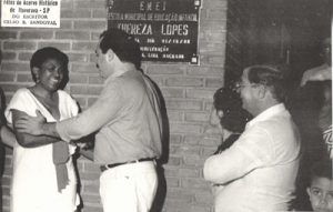 Em 1988, (1) O deputado federal Arnaldo Jardim homenageava (2) a professora e vereadora Thereza Lopes. A homenageada emprestou seu nome à Escola Municipal de Educação Infantil do bairro Guanabara, no local funciona Creche Municipal Thereza Lopes. (3) O então prefeito (1983/1988) Dr. Ecyr Alves Ferreira que prestigiou o encontro