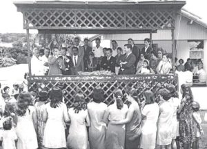 Foto de 23 de dezembro de 1967, da inauguração do Posto de Saúde em São Benedito da Cachoeirinha, no governo Orlando Seixas Rego. Orlando era vice-prefeito e assumiu o cargo quando o então prefeito, Hélvio Nunes da Silva (“Zito”) deixou o mandato para se candidatar a deputado estadual, e foi eleito. Orlando Seixas Rego e sua esposa Zélia Nunes Rego, o então já eleito deputado estadual Hélvio Nunes da Silva  (“Zito”), o padre Luzzo Júnior, o agropecuarista Dr. Paulo Borges de Oliveira, o cartorário Luiz Amendola, os vereadores João Athayde de Souza, João Alberto de Souza (“Dim”), José Messias da Silva, Antônio (“Totonho”) Sandoval, Felipe Liporaci Neto (“Titiola”) e Alceu Barbosa Nunes, o delegado de Polícia José Paes, Irene Cunha Silva, esposa do vereador José Luiz da Silva, Alzira Lourenço de Souza, esposa do vereador João Alberto de Souza (“Dim”), e Jussara Mirandola e Lígia Maria de Freitas Seixas