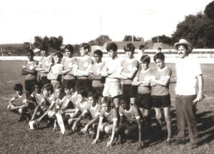 Foto de 1971, do time do Tigrinho da Associação Atlética Ituveravense, que era treinado por Ernesto Chiconeli Filho (“Ernestinho), João Gonçalves Lino (“João Barbeiro”) e Wagner Cabrini. Eles eram barbeiros e proprietários do Salão Rex.(1) Antônio Carlos (“Ratão”), (2) José Edmundo, (3) William, (4) Luciano Tavares Figueiredo, (5) Célio Witer Rizieri (“Celino Tomate”), (6) Luiz Fernando dos Santos Silva (“Solera”), (7) Éverson Oliveira (“Cheque”), (8) Paulo César de Castro Perez,(9) Marcos (“Colina”), (10) Marcionílio, (11) João Gonçalves Lino, (12) Hudson Telles Lino, (13) Quecão, (14) Cléber Alves Ferreira,(15) Raul de Paula Perez, (16) Antônio Carlos de Barros (“Calú”), (17) Zezé (“ Gibizinho”), (18) Espiquila, (19) Rafael Ferreira da Silva e (20) José Messias da Silva (“Nequilé”)