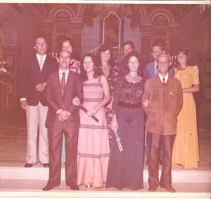 Foto de 1974, no altar da Igreja Matriz Nossa Senhora do Carmo, de pais e filhas da turma de formandas do curso de Piano. (1) e (2) Wilson Cordaro e Vera Lúcia Cordaro, (3) e (4) Jussara Mirandola, com o cunhado Romeu Barbosa, (5) e (6) Dr. Evaristo José da Silveira Neto e Mariângela Rodrigues Silveira, (7) e (8) Antônio Fernandes de Menezes e Vera Márcia de Souza e (9) e (10) Assad Chaebub e Simone Sinhorini Chaebub