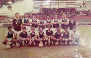 Foto de 1987, do Clube Atlético Ituveravense, no estádio da Associação Atlética Ituveravense. (1) o goleiro Amarildo (“Dez”), (2) Luiz Antônio Lopes (Sheyk”), (3) Rodolfo Santos Silva (“Beiço”), (4) José Milton, (5) Caubí, (6) Rafael Ferreira da Silva, (7) Carlão Radam, (8) Ivo Raimundo Alves (“Rivelino”), (9) Roberto Carlos Santos Silva (“Robertinho Sorveteria”), (10) Valter Lúcio de Souza (“Valtinho Corretor), (11) Leandro Carlos Silva Cibini, (12) Antônio Carlos da Silva Neves (“Feféco”), (13) Leonício Rodrigues da Silva (“Léo”), (14) Paulo Roberto de Freitas, (15) Manoel José Soares (“Manezinho) e (16) João Antoneli (“João Rolinha”)