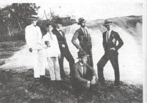 Foto de 1929, de um passeio de jovens ituveravenses a Cachoeira Salto Belo. (1) Pedro Faria, (2) José de Freitas, (3) Moacir França, (4) Leonardo Cordaro (“Nardo”), (5) Henrique Flores Peres e (6) Eugênio Cordaro (“Nenê Cordaro”)