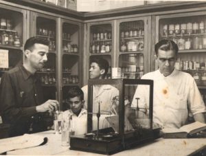 Em 1958, a Farmácia Santo Antônio, que era instalada à Rua Cel. José Nunes da Silva, onde é hoje a Associação Comercial e Industrial de Ituverava. (1) Nelson Cordaro, (2) Paulo Prudêncio, (3) Antônio Carlos de Oliveira e (4) o proprietário Francisco Alves Ferreira (“Chiquinho da Farmácia)
