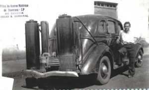 Foto de 1941, devido a crise do petróleo, os irmãos Toninho e Amadeu Caligher (na foto), fabricavam aparelhos de gasogênio, que eram abastecidos com gás natural veicular (GNV), acondicionando-os em automóveis, caminhões e jardineira