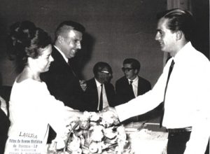 No ano de 1965, (1) Hélio de Paula Galdiano recebia o diploma de Técnico em Contabilidade, das mãos de (2) Sinésio Amado, que era diretor Colégio Comercial Nossa Senhora do Carmo, (3) a professora, Laélfia Jovina Borges. Ao fundo (4) e (5) pai e filho, Nestor Alves Ferreira, que também era proprietário e diretor da escola e Lianês Alves Ferreira, que era funcionário do Banespa
