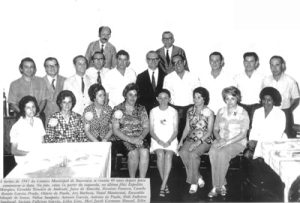Festa da turma de 1947, do Ginásio Municipal de Ituverava, que se reuniu em 1987, para comemorar os 40 anos de formatura. (1) Expedito Marques, (2) Generaldo Teixeira de Andrade, (3) Jairo Ferreira de Almeida, (4) Dionísio Fonseca Sobrinho, (5) Camilo Renato Garcia Prado, (6) Otávio de Paula, (7) Ary Barbosa, (8) o professor Natal Mantovani, (9) Euswaldo Athayde de Souza, (10) Nilton Sampaio, (11) Antônio Garcia, (12) Antônio de Paula, (13) Placedina de Freitas Faleiros Sandoval (“Didi”), (14) Jacinta Falleiros Garcia, (15) Lídia Lino, (16) Meri Jacob Germano Mauad, (17) neta do professor Natal Mantovani, (18) Zélia Nunes Rego, (19) Gilda Nunes Marques de Lima e (20) Almerinda Lopes Corrêa