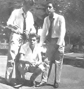 Foto de 6 de outubro de 1959, na Praça 10 de Março, dos amigos: (1) Paulo Roberto Perez Salvino (in memoriam), filho de José Salvino Sobrinho (“Tavares da Torrefação”) e Maria Perez Salvino, (2) Fuadinho Kallil Sobrinho, médico residente no Rio de Janeiro, filho de Nagib Kallil e Laila Bechara Kallil e (3) Luiz Carlos Bueno Ferreira, que é médico na cidade de São Paulo, filho de Ayrton Alves Ferreira e Otávia Bueno Ferreira.