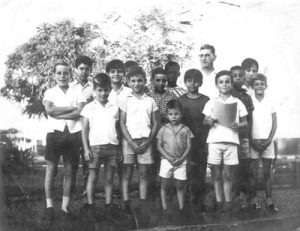 Foto de 1968, do Clube dos Garotos, que se reunia no Salão Paroquial e que venceu uma olimpíada na cidade de Brodowski. (1) o padre Ângelo Da Lara; (2) a professora Lucy Ignácio de Azevedo; Maurício Leite; José Joaquim Ribeiro da Rocha (“Dudu”); Jorge Elias; Toninho Reis (irmão do Padre Sebastião); Felisberto Miguel Felipe; Orlando Sampaio Neto (“Gango”); Dinor; Luiz Eduardo Rezende; os irmãos Fernando Luís Silva, José Constantino da Silva (“Tino”), Luciano Augusto da Silva e Marcos Vinícius da Silva
