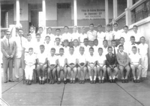 Formatura dos alunos do 4º Ano da Escola Fabiano Alves de Freitas, turma de 1962. (1) o professor Lauro Matar, o diretor José Franco Rodrigues, Nilton Sampaio, Osvaldo Massao Toida, Antônio Célio, Sérgio Maeda, Nildo Simão, Messias Cruz, Luís de Oliveira, Antônio de Almeida, Olívio Daniel, Vantuir Ipifan, Antônio Alexandre, Hamilton Galindo, José Luiz Rodrigues, Miguel Yoneda, Valdomiro de Castro, Gilton Bueno, José Roberto Assis, José Roberto Lopes, José Milton Alves, Admilson Martins, José Vicente Dias, Durval de Oliveira, Edson Pereira, Paulo Menezes (“Pororoca”), Antônio Carlos, Jerônimo Bento, Carlos Roberto, Luís Guarnieri, Lauro Mattar Jr., Luiz Sérgio Garcia, Luís Olivieri, Luiz César Mendonça, Nilo Katory, Antônio Célio, Aélcio Vieira de Paula, Sidamar Assis e Itamar Fontebassi