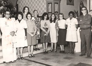 Foto dos anos 80, de uma reunião de confraternização de catequistas, na Igreja Matriz Nossa Senhora do Carmo. (1) Padre José Gessy Cipriciani, (2) Athair Ignácio, (3) Geni da Silva, (4) Hermínia Simino, (5) Cléia Alves Ferreira dos Santos, (6) Lucy Ignácio, (7) Marli Cristina Wanderley, (8) Ivone Machado Cordaro e (9) Tereza Lopes