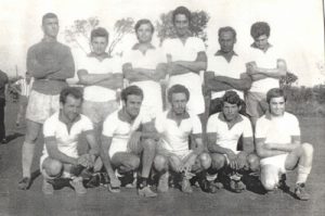Foto do time da Ford, tirada no campo da Portuguesinha, em 1968: (1) João Cândido de Souza, (2) Gercino Meneghini, (3) Wilson Ferreira Santos (“Canindé”), (4) José Jovino Borges, (5) Geraldo de Souza, (6) Aparecido Ferreira de Melo (“Dum”), (7) Éder Francisco Teoro, (8) Jorge Saad, (9) José Roberto Bordon, (10) Otácilio José Marques e (11) Adauto Cavalari Perez