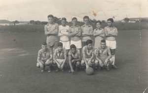 Time das Agências Ford/Willians que unidas disputaram o torneio Inter Oficinas Mecânicas no ano de 1962, no campo dos Mecânicos, onde hoje é a Praça Mãe Rainha. (1) Aristides Borim, (2) Tatian, (3) José Carlos de Freitas (“Cuié”), (4) José Roberto Bordon (“Batata”), (5) Walter Shimizo (“Tosh”), (6) Mário Ishida, (7) não identificado, (8) Airton Cláudio Dias (“Chimbica”), (9) não identificado, (10) José Shimizo e (11) Luiz Carlos Barbosa