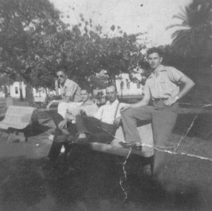 Foto dos anos 50, na Praça 10 de Março, dos amigos: (1) Túlio Del Guerra, funcionário do Banco do Brasil, (2) Renato Araújo, cartorário; (3) Alberto Simões, que foi gerente do Cine Rosário e também tintureiro e (4) Devail Ciconelli, funcionário do Banco do Brasil (todos falecidos).