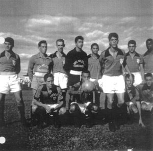 Os anos 60 foram dourados para o esporte em Ituverava, quando a Associação Atlética Ituveravense teve vários times de primeira grandeza, foi campeã várias vezes, inclusive da 2ª Divisão de Profissionais da Federação Paulista de Futebol. Foto de 1962, do plantel da equipe da AAI, que era composto por: (1) Piolim, (2) o goleiro Marcionílio (Maçã), (3) Amilton Rodrigues (“Garoa”), (4) o goleiro Lindomar, (5) Sinoca, (6) Clóvis Mendes, (7) Vila Lobo (peruano que jogou na seleção de seu país e em grandes clubes brasileiros); agachados: (8) Benê Vigoreli, que foi um dos grandes pontas-esquerda que passou por Ituverava, (9) Patinho. Em pé: (10) Sílvio de Freitas Barbosa (“Silvinho”), pela sua espantosa velocidade, (11) Benê (meia-esquerda) e (12) João de Freitas Barbosa (“João Fanhoso”), que também era conhecido por Flecha