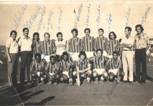 Foto dos anos 60, da equipe do Clube Atlético Paulistano, do Largo do Rosário. (1) o vereador Waldir Barbosa de Oliveira, (2) o prefeito Orlando Seixas Rego, (3) Agnaldo, (3) Antônio Carlos Ferreira (“Guru”), (4) o goleiro Manoel Simões Moreira (“Nenê”), (5) Buldogue, (5) Antônio Sebastião de Freitas Neto (“Toninho Cascudo”), (6) Edson Ribeiro da Silva (“Pizinho), (7)   Leopoldo Augusto Miguel (“Léo”), (8) o técnico João Bueno (“Fiufiu”), (9) o organizador da equipe, Cleso Barbosa da Silva (“Geléia”), (10) Lima, (11) Didi, (12) Déia, (13) Cláudio Tótoli, (14) Benedito de Carvalho (“Dito Catarino”) e (15) Maurinho