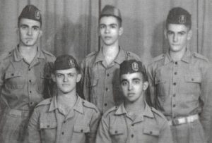 Formandos do Tiro de Guerra 226, no ano de 1957, quando o comandante era o sargento Washington de Souza Gomes, hoje capitão da reserva e advogado. (1) José Miguel Jammal, (2) Carlos José Salvino, (3) Hélio Dias Campos (“Lélo”), (4) Francisco Affonso Bandiera Leite (“Kiko Bandiera”) e (5) Orlando Nascimento