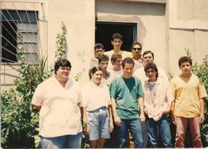 Fotos dos anos 90, tirada em frente da Rádio Dimensão FM. (1) Norival de Freitas Mattos - que era diretor, (2) Luzia Miranda - sonoplasta, (3) Marcelo Duarte – locutor, (4) Atalaia – locutor, (5) Fábio Lima - sonoplasta, (6) José Ângelo Sicca Filho – diretor, (7) Lincon Campos (“Lin Campos”) - locutor, (8) Paulo Gambi – locutor, (9) Paulo Sérgio Perez – locutor, (10) Nilton Hireno – locutor e (11) Azor de Faria – locutor