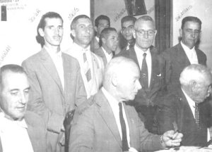 Na campanha eleitoral de 1958, o candidato a presidente da República, o marechal Henrique Teixeira Lotte era recebido em Ituverava por correligionários do PSD, na residência do Cap. João Antônio Macedo, que era líder do partido. (1) o presidente da Câmara – José de Paula Leão, (2) o vereador Otáclito Barbosa, (3) o então sargento do e comandante do TG, Washington de Souza Gomes, (4) o empresário Francisco Bandiera Amendola, (5) e o prefeito João Ataíde de Souza. Sentados: (6) empresário e ex-prefeito Flávio Cavalari, (7) o candidato a presidente Marechal Lotte, (8) o capitão João Antônio Macedo
