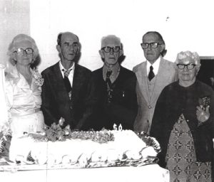 Foto das Bodas de Ouro, 50 anos de casamento, de (1) e (2) José Ferreira e Elvira Henares Ferreira. Os irmãos (3), (4) e (5) Manoel Henares (Sr. Maneco), Halley Henares e Henedina Henares. São filhos do casal: Aurora Aurélia Henares Ferreira Barbosa (“Lelinha”), Maria da Penha Ferreira Nogueira, Antônio Carlos Ferreira, Joaquim Ferreira, Eduardo Geraldo (“Guru”) Ferreira, José Ferreira Filho (“Zézinho”) que são falecidos, e Carlos Alberto Ferreira e Cláudio César Ferreira (“Dig Dim”).