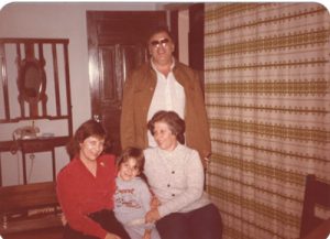 Foto de provavelmente 1972, (1), (2) e (3) o casal Newton Barbosa Pinto (in memoriam) e Helena Maria Bueno Pinto, como filho Rodrigo Anselmo Bueno Pinto, quando eram recepcionados na residência do casal Hermes Procópio dos Santos e (4) Neiva Ribeiro Procópio dos Santos (ambos falecidos)