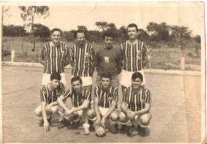 Foto do início dos anos 70, do time de futsal do Banespa (hoje Santander), na quadra da Associação Atlética Ituveravense. (1) Antônio Carlos Prévide (in memoriam), (2) Edson Gonçalves Arcanjo, (3) Lelces Antônio Inácio, (4) Geraldo Gil Faggioni, (5) Ney Jorge de Oliveira (in memoriam), (6) Luiz Augusto Lana Costa, (7) João Peixoto e (8) Valdeci, que era de Franca