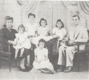 Família José Abdala. (1) e (2) José Abdala, casado com Chafia Saad Abdala (ambos falecidos), e as filhas Sudete Abdala (in memoriam), Suely Abdalla Abdo, Salmira Abdala da Silva, Selma Abdalla de Carvalho, Sâmia Abdala Arantes e Marihem Abdala Tamazaki