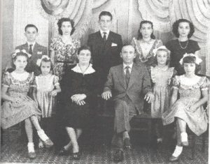 Família José Carrer. (1) e (2) José Carrer e esposa Maria Borzani Carrer, os filhos Elvira Carrer Tosta, Josefina Carrer Barbosa, Alexandrina Carrer Kork, Guido Natalino Carrer, Luiz Carrer, Ercília Carrer Teixeira, Maria Aparecida Carrer de Azevedo, Maria Conceição Moreira e Edna Carrer Taiacol