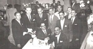 Foto dos anos 50, de um Baile na Associação Atlética Ituveravense, nos anos dourados do clube. (1) o diretor de escola, Octacílio de Paula Souza, (2) o alfaiate Guido Mirandola, (3) o empresário José Mirandola, (4) o empresário Octaclito Barbosa, (5) o empresário Jorge Leite, (6) o gerente de banco e empresário Santinho Barrachi, (7) o gerente de banco Luiz Nogueira, (8) o diretor de escola e professor João Beber Filho, (9) o médico Dr. José Ferreira Teles (“Dr. Juquinha”) e (10) o médico Eduardo Prado de Figueiredo