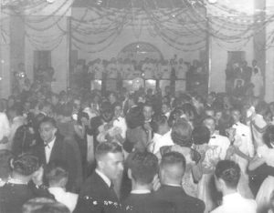 A data não foi possível precisar, mas veja o glamour dos famosos bailes dos anos dourados da Associação Atlética Ituveravense, com os homens trajando terno preto ou branco e de gravata borboleta, e as mulheres impecavelmente vestidas. Outra curiosidade era o tamanho do palco, e a numerosa orquestra que embalava os casais da época, que era puro romantismo
