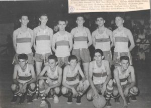 Foto dos anos 60, de uma equipe de basquete formadas por jovens, na quadra da Associação Atlética Ituveravense, que era instalada onde é hoje a piscina do clube. (1) Alceu Flores Pimenta, (2) Élcio Vilela (“Ventania”), (3) Eduardo Medina Bucker (“Duda”), (4) José Lúcio Teoro, (5) Rubens Abdalla Judgar (“Burdina”), (6) Homero Jaime Vilhena Leite, (7) Ari Telles Menezes, (8) Pedro Cristino Barbosa, (9) Antônio de Pádua Cruz, (10) Altair Côrrea Gomes e (11) Hermes Pinheiro