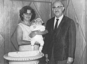 Foto de 1967, quando os avós Elias Abdalla Leme e Cristina Jacob Abdalla (ambos falecidos), batizavam o neto Paulo Elias Abdalla Franco Martins. Hoje médico, ele é casado com Luciana Maeda Hashi Martins. São seus pais o médico Paulo Franco Martins (in memoriam) e a professora Maria Sara Abdalla Martins, e irmãos Rogério Abdalla Martins e Ana Paula Abdalla Martins