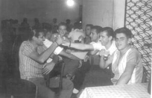 Foto de 1965, no Pile’c Bar, que funcionava no fundo da galeria do Caiçara Hotel (hoje Domus Hotel). (1) Márcio Silveira (in memoriam), (2) Henrique José Bordom, (3) Aguiar Ataíde de Souza (in memoriam), (4) Alaor Waldir Sberni (in memoriam) e (5) Guerino Francelin