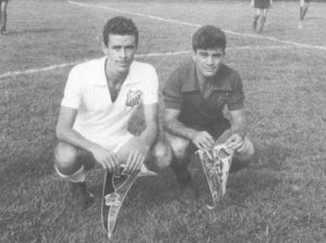 Foto dos anos 60, quando o time misto do Santos Futebol Clube jogou em Ituverava, contra a equipe da Associação Atlética ituveravense, o Tigre do Ramal. (1) O craque lateral-direito Getúlio, (2) Celso Nunes da Silva (“Piolim”) que tbambém jogava de lateral-direito