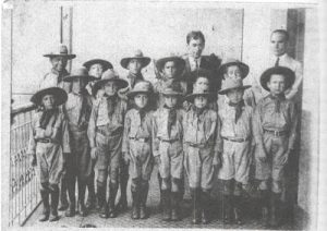 Em 1926, o Grupo de Escoteiros do Grupo Escolar “Fabiano Alves de Freitas”. (1) o diretor professor Dorival Dias Minhoto e (2) o professor Otávio de Melo Franco, e os escoteiros: Zé Miguel, Luiz Gambi, Badioto, Luizinho França, Salim Daur, João Pitanga, Miguel Ferreira e Tiote, entre outros.