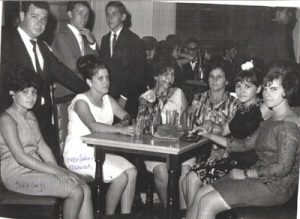 Foto da década de 60, de um baile realizado na Associação Atlética Ituveravense: (1) e (2) Milton Sampaio e Maria Helena Colmaneti Sampaio, (3) Maria Luiza Sampaio Pinto, (4) Maria Aparecida Sampaio Ferreira, (5) Araci Sampaio Telles, (6) Neuza Telles Sampaio Viterbo, (7) Hercília Aparecida Nascimento, (8) Airton Batista de Andrade e (9) João José Muniz Rodrigues.