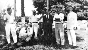 Foto dos anos, de membros do Rotary Club de Ituverava na Praça 10 de Março. (1) Eurípedes Pino Ribeiro, (2) Dr. José Ferreira de Assis, (3) Muchir Miguel Francisco, (4) Luís Amendola, (5) Dr. Halley Henares, (6) José Antônio Salgado e (7) Ersênio Cadelca