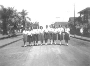 Foto dos anos 40, de alunas do Ginásio Municipal de Ituverava, na Praça 10 de Março. (1) Thereza de Luca, (2) Wanda Amorim, (3) Edna Barbosa, (4) não identificada, (5) Luzia Leão, (6) Thereza Lopes, (7) não identificada, (8) Madalena Barbosa, (9) Jaci Falheiros e (10) Luci Barbosa Lima