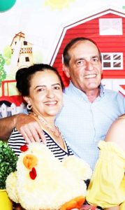 ANTÔNIO E VERA LÚCIA
Dia 27 de setembro, comemoram 38 anos de casados, Bodas de Carvalho, Antônio José dos Santos Rodrigues (“Yeyé”) e Vera Lúcia Gonçalves de Paula Rodrigues. Eles recebem os cumprimentos dos filhos Thiago e Aline, dos familiares e amigos