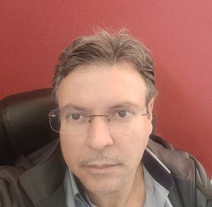 JÚLIO
Dia 1º de outubro, comemora aniversário, o empresário Júlio César de Queiroz, diretor da loja Estação da Construção. Ele recebe os cumprimentos da esposa Regiane Oliveira Queiroz, das filhas Laura Oliveira Queiroz, e Beatriz Oliveira Queiroz, dos pais Miguel Gomes de Queiroz e Maria de Lourdes Paiva de Queiroz, do neto, Osorino da Silva Santos Neto e do genro, Osorino Rodrigues dos Santos Neto, dos familiares e amigos